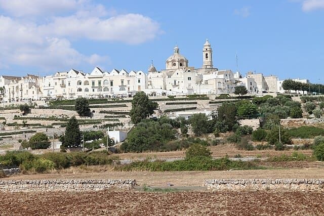 Locorotondo: panorama del borgo bianco in Valle d'Itria con le tipiche cummerse, i caratteristici tetti a punta.