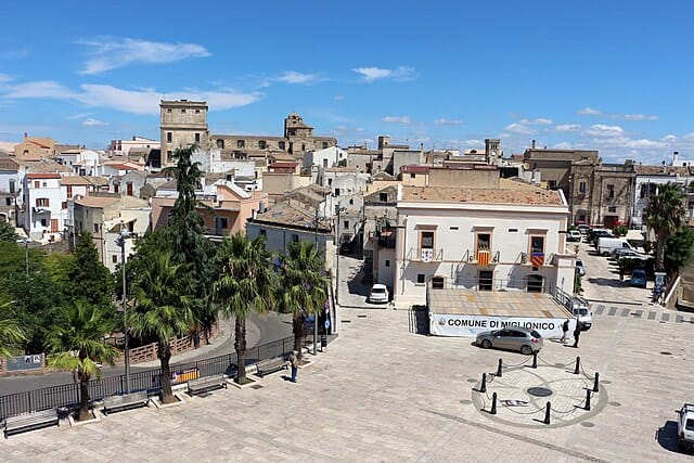 L'imponente Castello del Malconsiglio di Miglionico che domina la valle del Bradano vicino Matera.