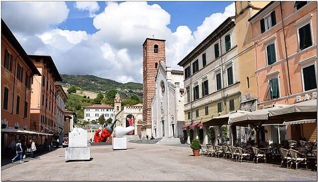 Sculture d'arte contemporanea in Piazza Duomo a Pietrasanta, il borgo del marmo e degli artisti in Versilia.