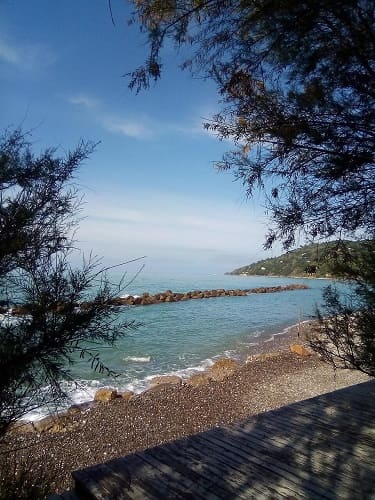 Spiaggia e mare di Pioppi, borgo della Dieta Mediterranea in Campania, Salerno.