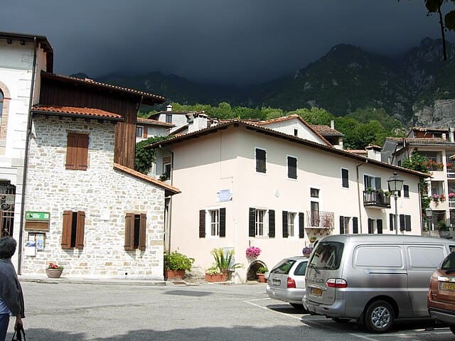 Architettura tipica di Poffabro: case in pietra arenaria e ballatoi in legno chiamati lindas