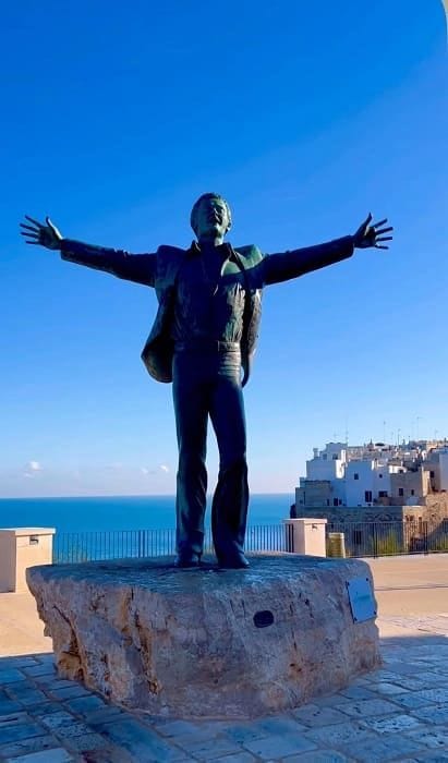 Statua in onore e memoria del grande Domenico Modugno.