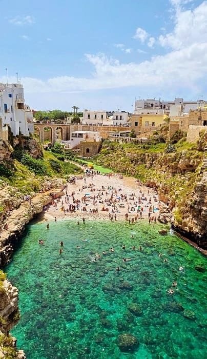 Una meravigliosa veduta della spiaggia di Polignano a Mare.