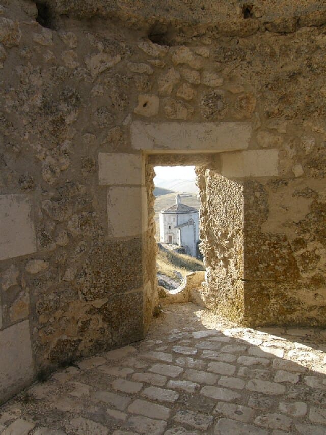 Un scocio dall'interno del Castello di Rocca Calascio.