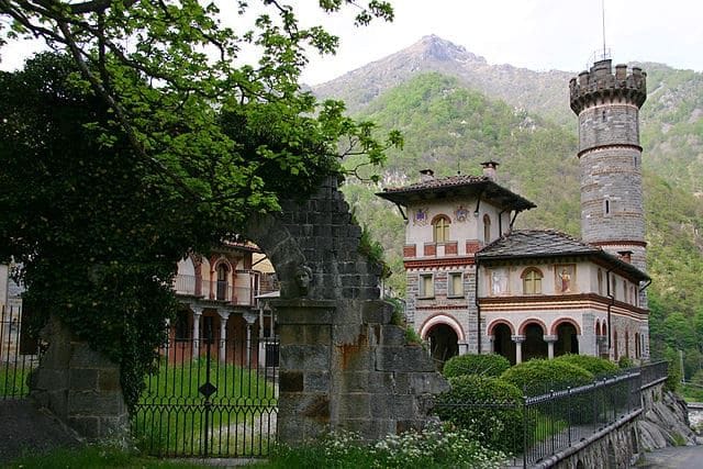Castello di Rosazza con torre merlata e architettura neogotica in Valle Cervo, Piemonte
