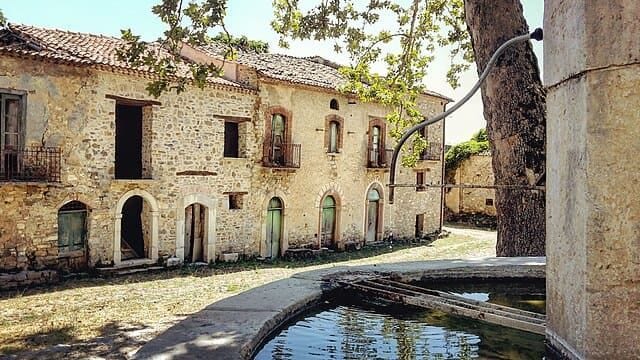 Roscigno Vecchia: il borgo fantasma del Cilento con le case in pietra abbandonate nella natura selvaggia.