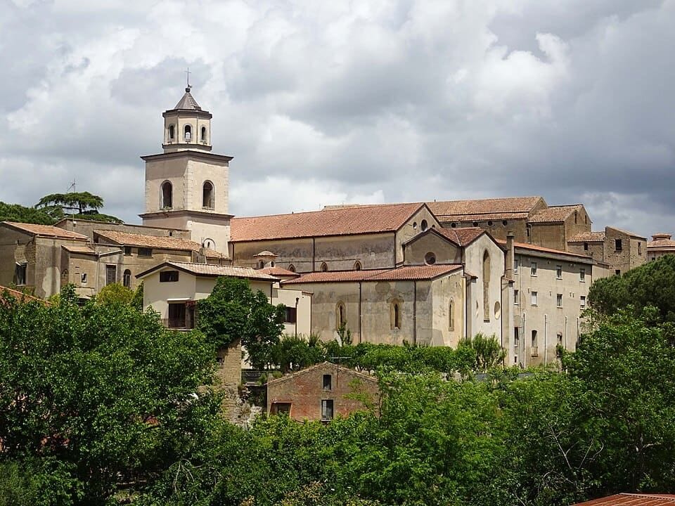 Profilo panoramico del borgo medievale di Sant’Agata de’ Goti costruito su uno sperone di tufo a strapiombo, Campania.