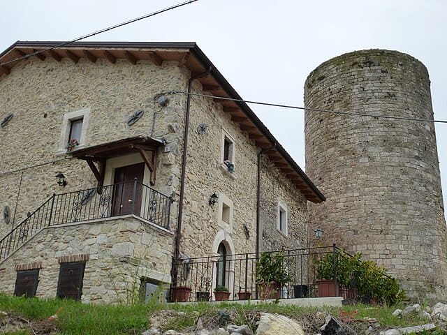 La torre circolare del XIII secolo e i vicoli in pietra del borgo fortificato di Santa Jona, frazione di Ovindoli in Abruzzo.