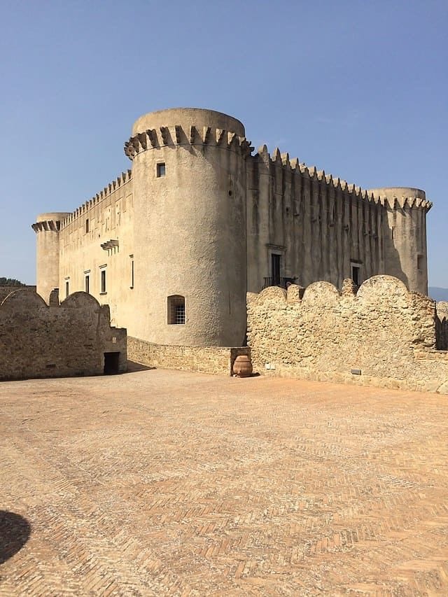 Veduta aerea del borgo di Santa Severina con il maestoso Castello Carafa e il battistero bizantino in provincia di Crotone.