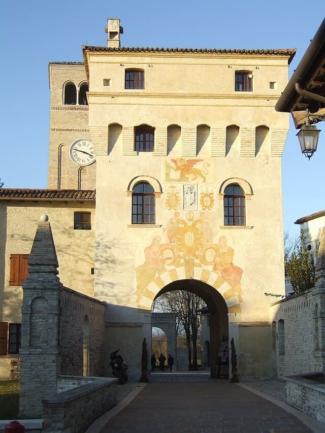 Ingresso monumentale e affreschi medievali dell'Abbazia di Santa Maria in Silvis a Sesto al Reghena.