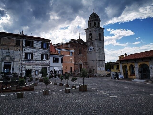 La splendida Piazza Vittorio Veneto di Sirolo.
