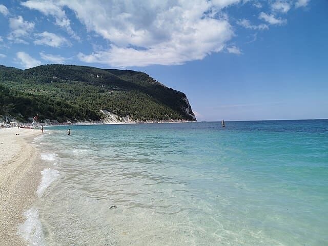 Panorama di Sirolo affacciato sulla Riviera del Conero con il mare azzurro