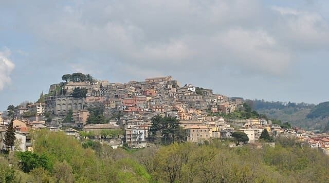 Panorama da Tiriolo con vista contemporanea sul Mar Ionio e il Mar Tirreno in Calabria.