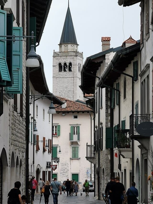 Veduta delle mura medievali e del Duomo di Sant’Andrea a Venzone, borgo ricostruito dopo il terremoto in Friuli-Venezia Giulia.