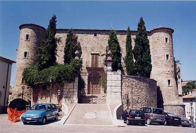 Vicoli in pietra e scalinate del borgo di Zungoli in Irpinia, famoso per le grotte bizantine di stagionatura del caciocavallo.
