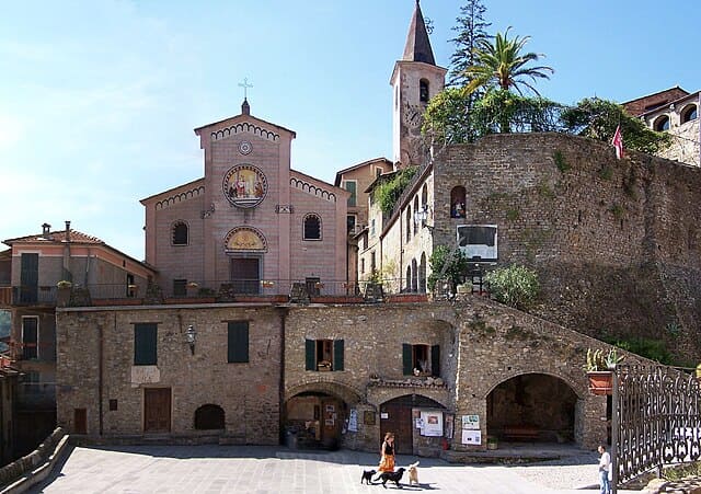 La Piazza di Apricale in tutto il suo splendore.