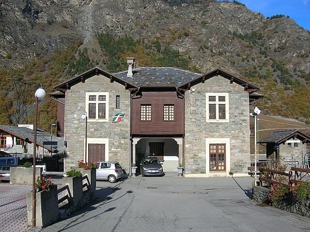 Stazione ferroviaria di Arvier: accesso al borgo tra le montagne della Valle d'Aosta.