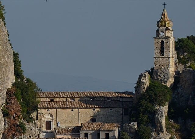 Panorama di Bagnoli del Trigno, il borgo del Molise incastonato in un enorme massiccio roccioso.
