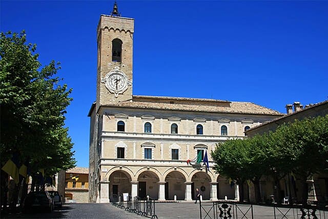 Lo splendido Municipio di Cingoli.