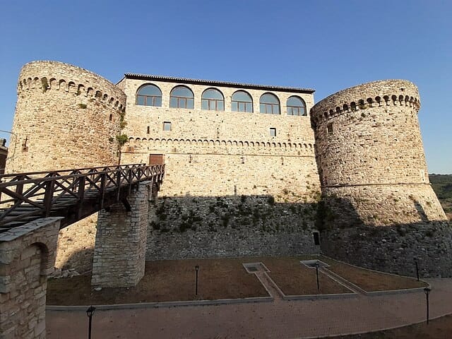 Il maestoso Castello Angioino di Civitacampomarano, simbolo del borgo medievale molisano.