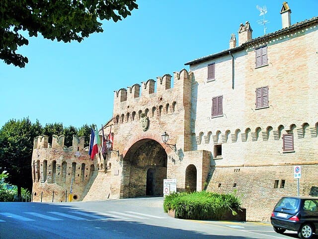 Le imponenti mura medievali di Corinaldo, tra le meglio conservate delle Marche.