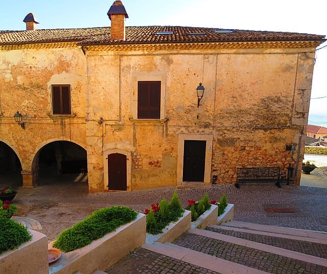 Caratteristico vicolo del centro storico di Fornelli, tra i borghi più belli d'Italia.