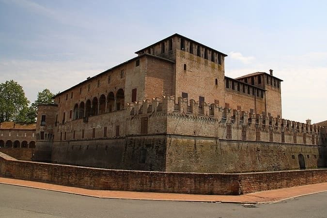 La maestosa e bellissima Rocca Sanvitale di Fontanellato.