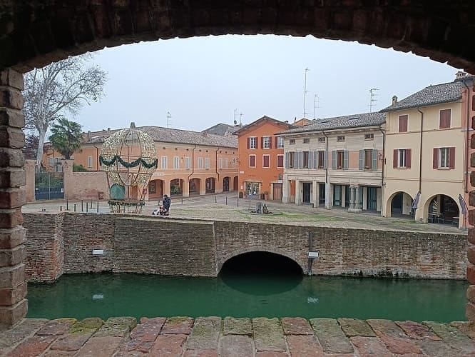Rocca Sanvitale di Fontanellato con fossato pieno d'acqua