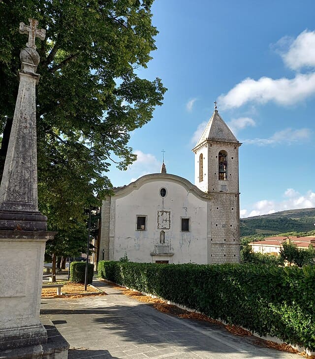 Il borgo di Frosolone arroccato tra le montagne molisane, famoso per l'arte dei coltelli.