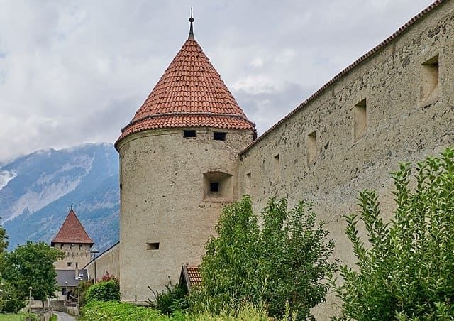 Veduta panoramica del Castello di Glorenza e delle mura medievali in Val Venosta