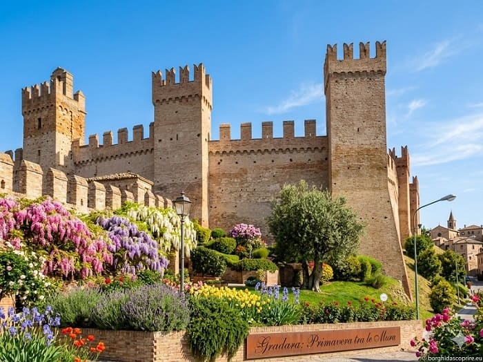 Il Castello di Gradara, la rocca medievale dove vissero Paolo e Francesca nelle Marche.