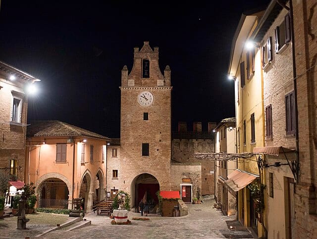 La storica Torre dell'Orologio all'ingresso del borgo medievale di Gradara nelle Marche.