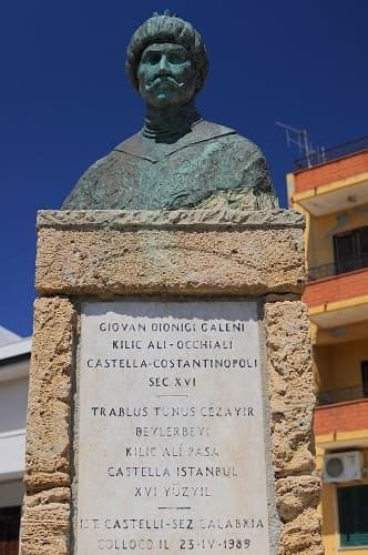 È stato l'unico comandante ottomano a uscire indenne dalla Battaglia di Lepanto.