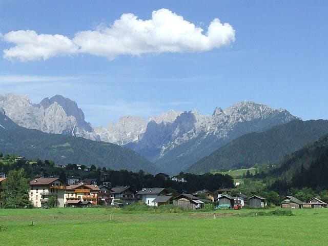 Mezzano: scorcio di un vicolo medievale fiorito in Trentino, tra i Borghi più belli d’Italia.