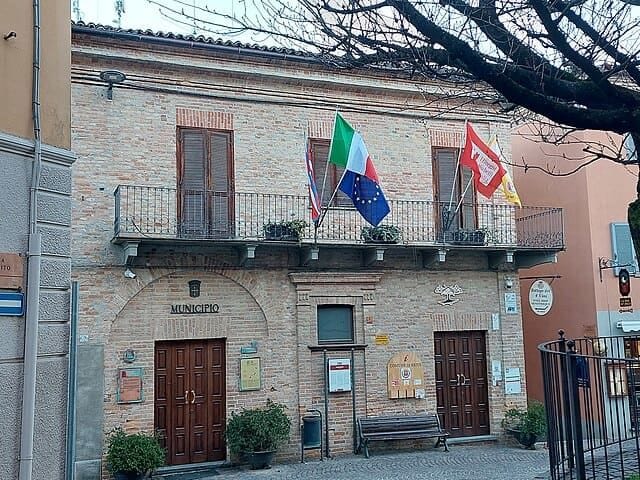 Il particolare Municipio di Neive.