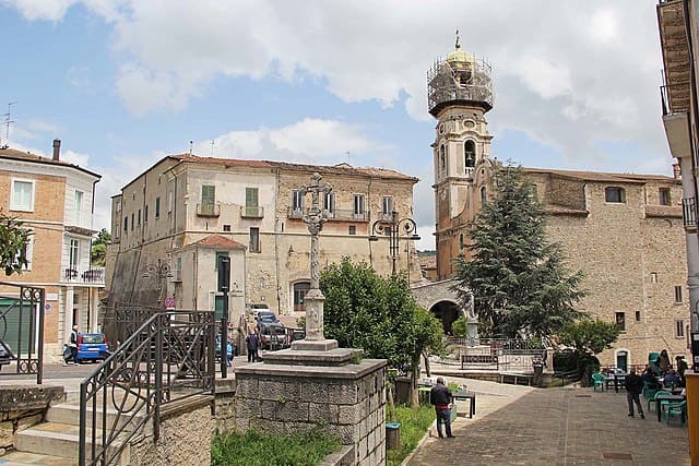Il borgo di Ripalimosani arroccato sulla rupe dominante il tratturo nel cuore del Molise.