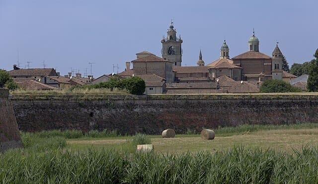 Sabbioneta vista da lontano.