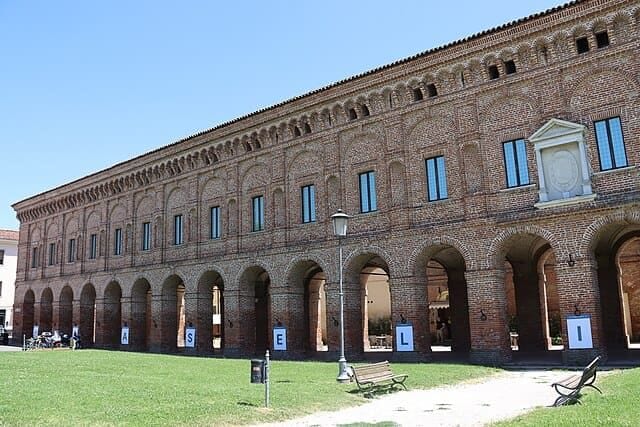 Sabbioneta: la Galleria degli Antichi con il lungo loggiato a 26 arcate e la prospettiva rinascimentale.