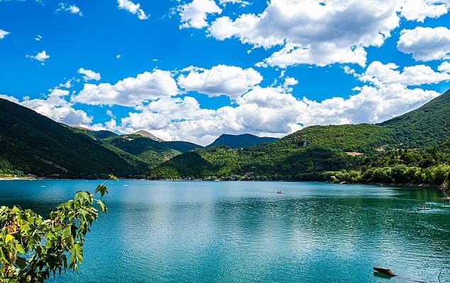 Il meraviglioso lago di Scanno in tutta la sua bellezza.