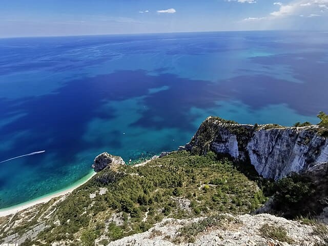 Scorcio panoramico del borgo di Sirolo a picco sul mare Adriatico e la Riviera del Conero.