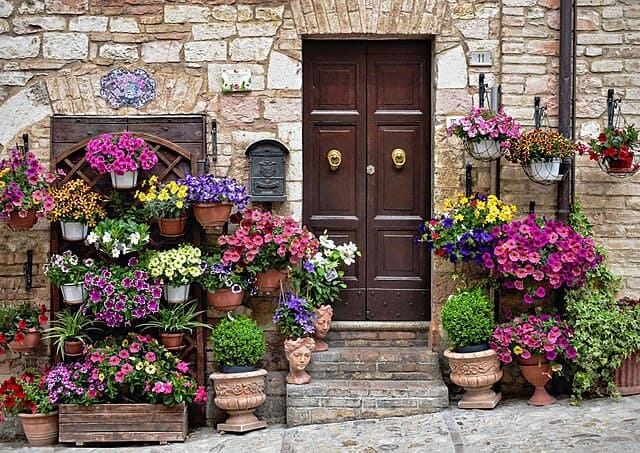 Vicolo fiorito nel centro storico di Spello, borgo medievale in Umbria famoso per le Infiorate.