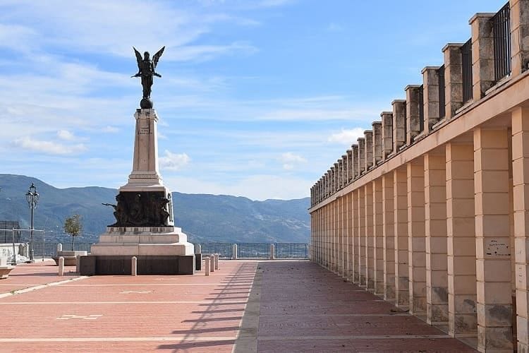 Veduta del Monumento ai Caduti nel borgo di Teggiano.