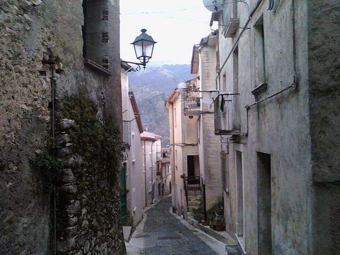 vicolo medievale in pietra Teggiano centro storico architettura difensiva