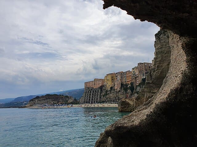 Tropea Spiaggia Vista panoramica della spiaggia di Tropea e della rupe a picco sul mare turchese in Calabria.
