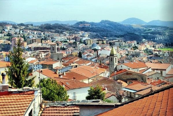 Veduta panoramica del borgo storico di Agnone in Molise immerso nel verde.