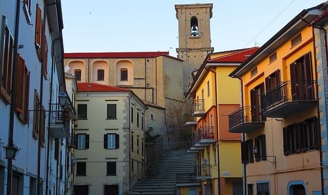 La stupenda scalinata nel borgo di Agnone.