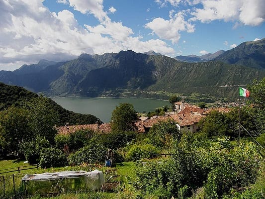 Una splendida visuale del lago d'Idro.