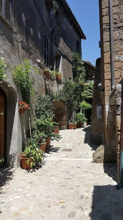 Assaporare la vita quotidiana di Calcata Vecchia.
