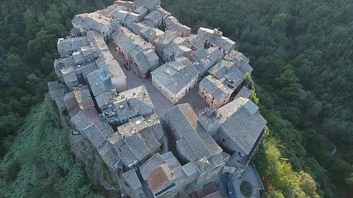 Veduta aerea del borgo medievale di Calcata Vecchia sospeso sulla rupe di tufo.