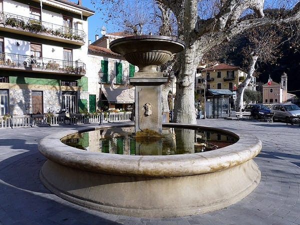 Fontana in centro a Dolceacqua, splendido borgo medievale.